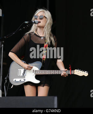 Nina Nesbitt se présentant sur la scène principale au Festival de l'île de Wight, à Seaclose Park, Newport, Ile de Wight. Banque D'Images