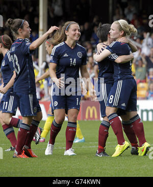 Kim Little (à droite), en Écosse, célèbre son but avec ses coéquipiers lors du match de qualification de la coupe du monde des femmes de la FIFA à Fir Park, Motherwell. Banque D'Images