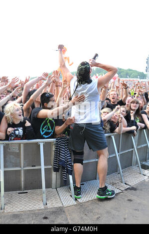 Adam Dutkiewicz de Killswitch engage rejoint la foule lorsqu'il se déroule au cours du deuxième jour du Festival de téléchargement 2014 à Donington Park. Banque D'Images