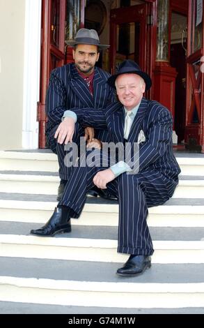 Les acteurs Michael Greco (à gauche) et les Dennis lors d'une séance photo pour le lancement de la comédie musicale Cole porter Kiss Me Kate, au New Wimbledon Theatre, dans le sud-ouest de Londres. La paire jouera les comiques gangsters dans le spectacle qui ouvre le 23 août. Banque D'Images