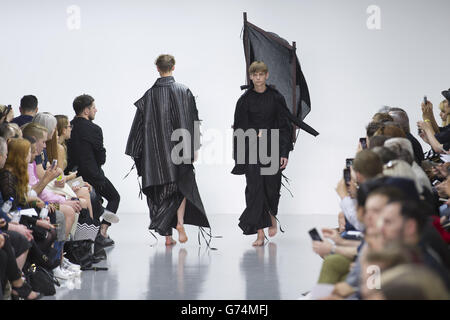 Des modèles apparaissent sur la passerelle lors du spectacle Craig Oliver du troisième jour de London Collections Men, à Londres. Banque D'Images