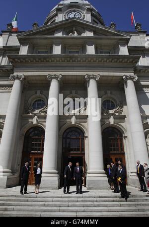 Taoiseach, Enda Kenny (deuxième à gauche), accueille M. Liu Yunshan (troisième à gauche), Premier secrétaire du Secrétariat central du Parti communiste de Chine, dans les bâtiments gouvernementaux de Dublin, avant une réunion. Banque D'Images