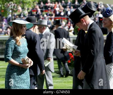 Courses hippiques - Réunion Royal Ascot 2014 - première journée - Hippodrome d'Ascot.Le Prince Harry et la princesse Beatrice au cours de la première journée de la rencontre royale d'Ascot de 2014 à l'hippodrome d'Ascot, dans le Berkshire. Banque D'Images