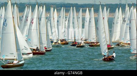 Les bateaux X se regroupent pour leur départ de la ligne de l'escadron sur le Solent, samedi 7 août 2004, le premier jour de la semaine Skandia Cowes, la plus ancienne et la plus grande régate de voile au monde. C'est la plus grande classe avec 80 entrées en compétition entre 1,000 bateaux dans 41 classes. Banque D'Images