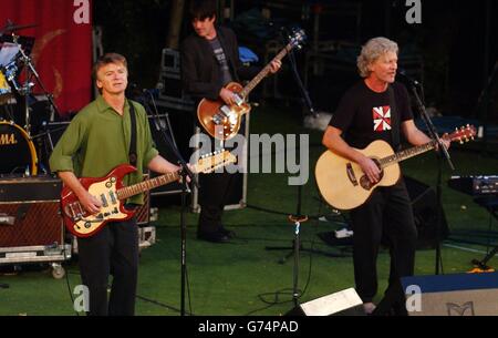 Le duo kiwi The Finn Brothers, Neil (à gauche) et Tim, se produit en direct lors d'un concert au Open Air Theatre de Regents Park, dans le centre de Londres, pour lancer leur nouvel album « Everyone is here », leur premier album collaboratif en studio depuis huit ans. Banque D'Images