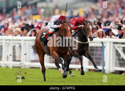 Baitha Alga, criée par Frankie Dettori sur le chemin de la victoire dans les piquets de Norfolk pendant le troisième jour de la réunion royale d'Ascot de 2014 à l'hippodrome d'Ascot, Berkshire. Banque D'Images