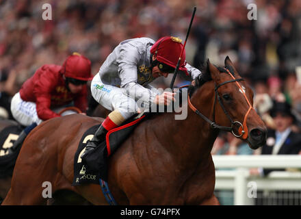 Baitha Alga, criée par Frankie Dettori sur le chemin de la victoire dans les piquets de Norfolk pendant le troisième jour de la réunion royale d'Ascot de 2014 à l'hippodrome d'Ascot, Berkshire. Banque D'Images