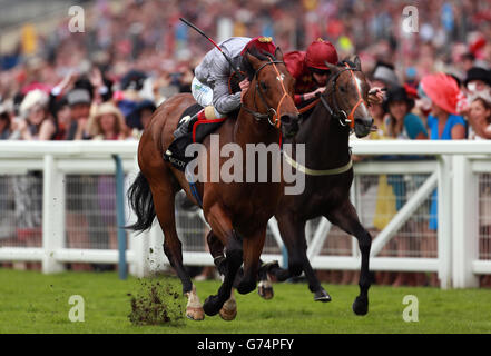 Baitha Alga, criée par Frankie Dettori sur le chemin de la victoire dans les piquets de Norfolk pendant le troisième jour de la réunion royale d'Ascot de 2014 à l'hippodrome d'Ascot, Berkshire. Banque D'Images