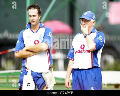 Le capitaine d'Angleterre Michael Vaughan et l'entraîneur Duncan Fletcher regardent pendant une session de filets à Old Trafford, avant le début de jeudi au troisième Test contre les Antilles. Banque D'Images