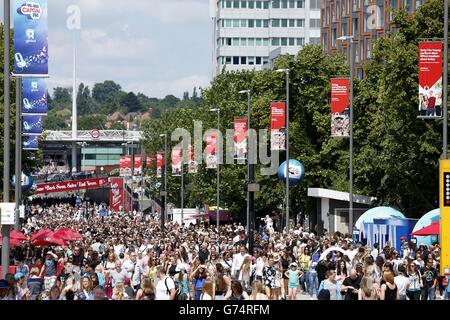 Les fans se rendent sur Wembley Way pour le Summertime ball de Capital FM au stade Wembley, à Londres. Banque D'Images