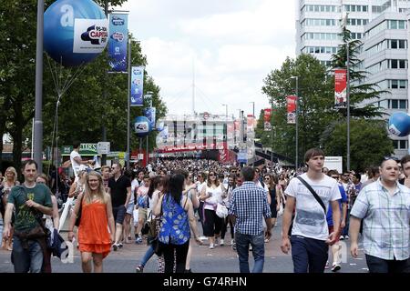 Les fans se rendent sur Wembley Way pour le Summertime ball de Capital FM au stade Wembley, à Londres. Banque D'Images