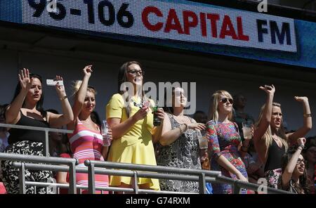 Fans dans la foule pendant le Summertime ball de Capital FM au stade Wembley, Londres. Banque D'Images