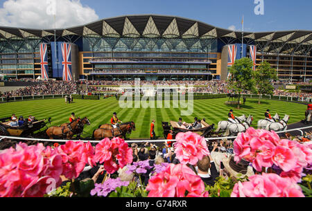 La reine Elizabeth II arrive en voiture pour le cinquième jour de la rencontre royale d'Ascot de 2014 à l'hippodrome d'Ascot, dans le Berkshire. Banque D'Images