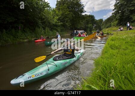 USAGE ÉDITORIAL SEULS les canoéistes prennent part à un anniversaire de pagaie le long du canal Stratford-upon-Avon à Solihull pour marquer 50 ans depuis la réouverture de la voie navigable après la restauration de l'après-guerre. Banque D'Images