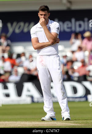 Cricket - série de tests Investec - deuxième test - quatrième jour - Angleterre / Sri Lanka - Headingley.James Anderson, de l'Angleterre, réagit après avoir fait l'objet d'un appel refusé Banque D'Images