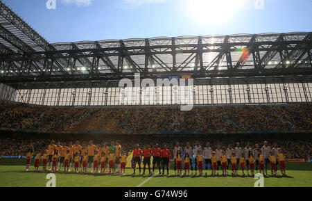 Football - coupe du monde de la FIFA 2014 - Groupe B - Australie / Espagne - Arena da Baixada.Vue générale pendant que les deux équipes s'alignent avant le lancement Banque D'Images