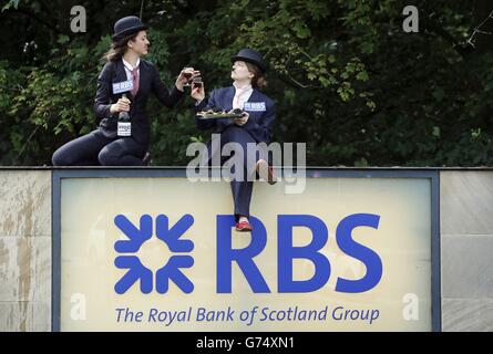 Les manifestants devant l'assemblée générale annuelle de la RBS (Banque Royale d'Écosse) à Gogarburn, en Écosse, alors que le mouvement mondial pour le développement appelle la banque à cesser d'investir dans l'exploitation minière du charbon. Banque D'Images