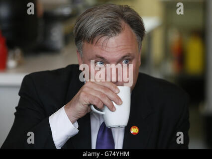 Shadow Chancellor Ed Balls lors d'une visite au café n° 9 à Édimbourg, en Écosse. Banque D'Images