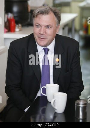 Shadow Chancellor Ed Balls lors d'une visite au café n° 9 à Édimbourg, en Écosse. Banque D'Images