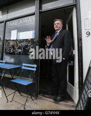 Shadow Chancellor Ed Balls lors d'une visite au café n° 9 à Édimbourg, en Écosse. Banque D'Images