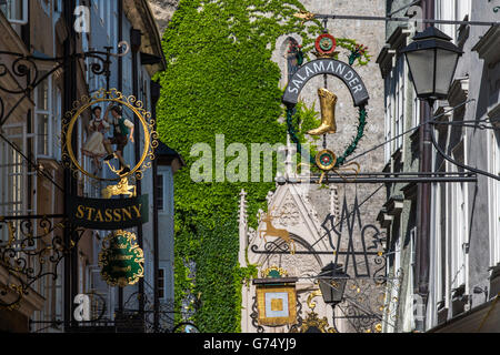 Fer forgé typiques en signes guilde Getreidegasse, Salzbourg, Autriche Banque D'Images