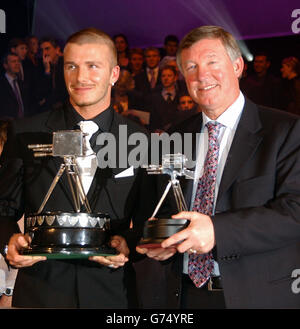 David Beckham (L) d'Angleterre avec son prix BBC Sports personnalité de l'année 2001 et le directeur de Manchester United Sir Alex Ferguson avec son prix Lifetime Achievement Award au BBC Television Center de Londres. Banque D'Images