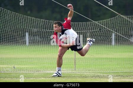 Le joueur d'Angleterre Darren Gough dans les filets du club de cricket et de football de Kolkata, Kolkata (Calcutta), Inde. Banque D'Images