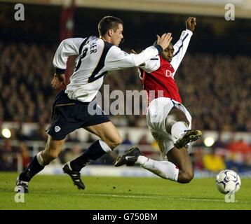 Le sol Campbell d'Arsenal et Jamie Carragher de Liverpool (L) lors de leur match FA Barclaycard Premiership au Highbury Stadium, Londres. Banque D'Images