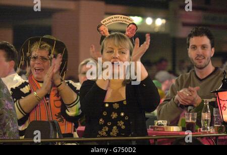 Jeux de fléchettes Embassy World.Les supporters applaudissent lors de la finale des fléchettes du monde de l'ambassade au Lakeside Country Club, Frimley Green, Surrey. Banque D'Images