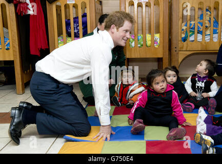Le Prince Harry se joint à des jeux qui se jouent lors d'une visite d'une maternelle pour les enfants autochtones à Santiago, au Chili. APPUYEZ SUR ASSOCIATION photo. Date de la photo: Vendredi 27 juin 2014. Voir l'histoire de l'AP, ROYAL Harry. Le crédit photo doit être lu : Dan Charity/The Sun/PA Wire Banque D'Images