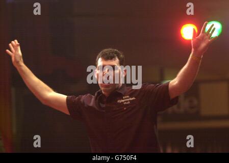 L'australien Tony David célèbre sa victoire contre Mervyn King lors de la finale de l'ambassade World Darts au Lakeside Country Club, Frimley Green, Surrey. Banque D'Images