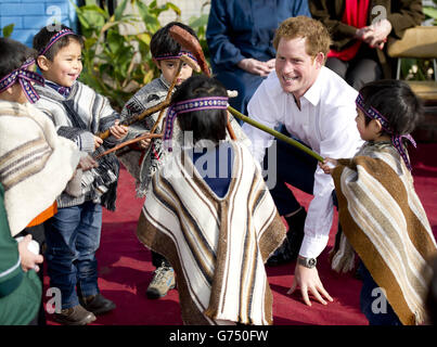 Le Prince Harry regarde les enfants participer à des activités lors d'une visite à une école maternelle pour les enfants autochtones à Santiago, au Chili. Banque D'Images