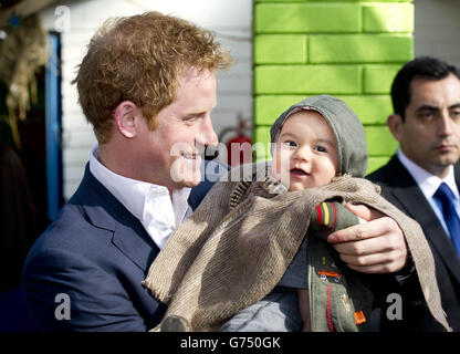 Le Prince Harry tient Matias Gonzalez lors d'une visite à une école maternelle pour les enfants autochtones à Santiago, au Chili. Banque D'Images