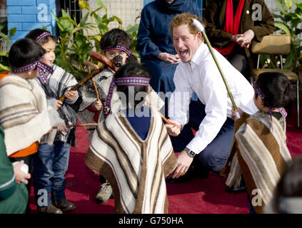 Le Prince Harry se joint à des jeux qui se jouent lors d'une visite d'une maternelle pour les enfants autochtones à Santiago, au Chili. Banque D'Images