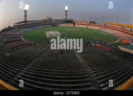 L'Angleterre pratique sous les projecteurs à Eden Gardens, Calcutta. Eden Gardens est le terrain de cricket le plus important de l'Inde et a attiré plus de 100,000 personnes par le passé. L'Angleterre joue leur première internationale d'une journée contre l'Inde. Banque D'Images