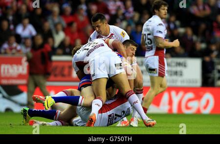 Rugby League - First Utility Super League - Wigan Warriors v St Helens - DW Stadium.St Helens's Mark Percival est abordé lors de la première Super League Utility au stade DW, Wigan. Banque D'Images