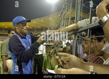 Le capitaine d'Angleterre Nasser Hussain signe des autographes à Eden Gardens, Calcutta, Inde.L'Angleterre joue l'Inde dans le premier international d'une journée dans une série de six matchs à Eden Gardens, Calcutta. Banque D'Images