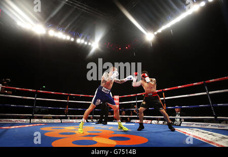 Ricky Burns (à gauche) et Dejan Zlaticanin pendant la partie libre de WBC International légère à la Braehead Arena, Glasgow. Banque D'Images