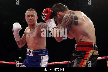 Boxe - Braehead Arena.Ricky Burns (à gauche) et Dejan Zlaticanin pendant la partie libre de WBC International légère à la Braehead Arena, Glasgow. Banque D'Images