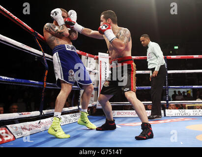 Ricky Burns (à gauche) et Dejan Zlaticanin pendant la partie libre de WBC International légère à la Braehead Arena, Glasgow. Banque D'Images