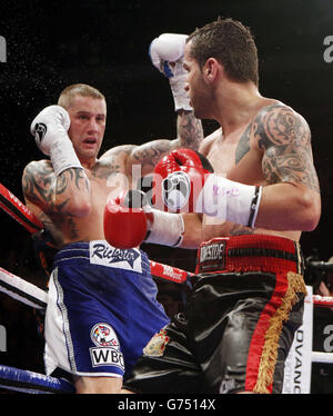 Ricky Burns (à gauche) et Dejan Zlaticanin pendant la partie libre de WBC International légère à la Braehead Arena, Glasgow. Banque D'Images