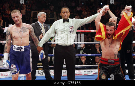 Ricky Burns (à gauche) semble abattu après sa défaite à Dejan Zlaticanin lors du titre de légèreté WBC International vacant à la Braehead Arena, Glasgow. Banque D'Images