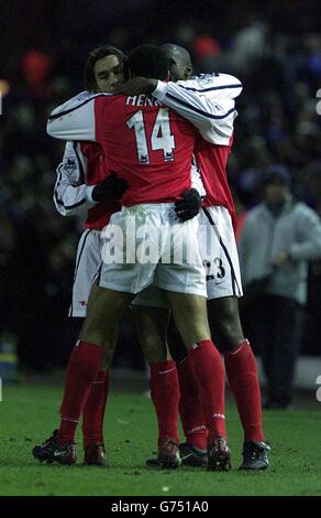 Robert pires d'Arsenal (à gauche) est embrassé par Thierry Henry (14) et sol Campbell (à droite) après avoir mis l'égaliseur contre Leeds United lors de leur match de First ership FA Barclaycard au terrain d'Elland Road de Leeds. Banque D'Images