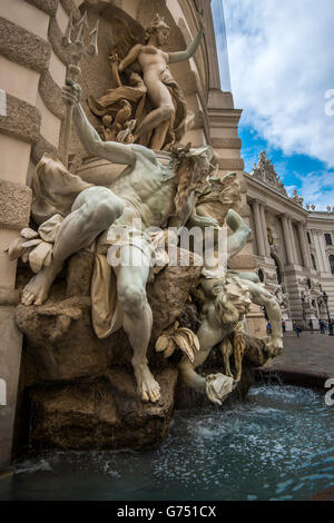 Fontaine avec des sculptures en marbre, Hofburg, Michaelerplatz, Vienne, Autriche Banque D'Images