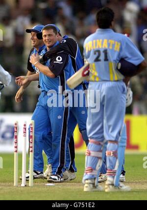 Le capitaine d'Angleterre Nasser Hussain (à gauche) avec Darren Gough après avoir remporté le deuxième international d'une journée contre l'Inde au stade Barabati, à Cuttack, en Inde. Banque D'Images