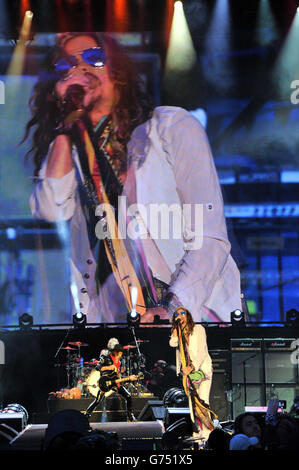 Steven Tyler d'Aerosmith se produit au cours de la troisième journée du Festival de téléchargement de 2014 à Donington Park. Banque D'Images