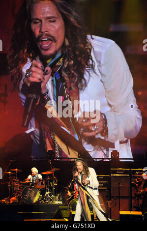 Steven Tyler d'Aerosmith se produit au cours de la troisième journée du Festival de téléchargement de 2014 à Donington Park. Banque D'Images