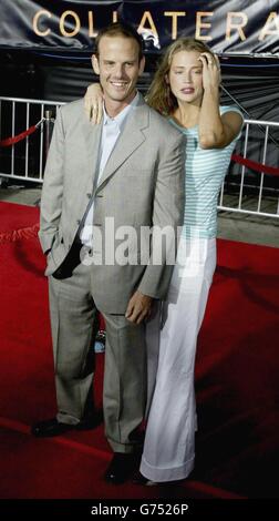 Peter Berg, membre de la troupe « collatéral », et sa petite amie, l'actrice Estella Warren, arrivent à la première du film au théâtre Orpheum de Los Angeles. Banque D'Images