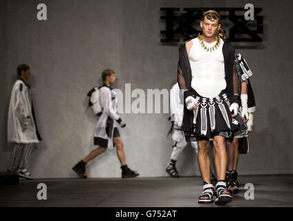 Modèles sur la passerelle pendant le spectacle KTZ au British Fashion Council 2014 London Collections: Salon de la mode hommes au Old Tri Office dans le centre de Londres. Banque D'Images