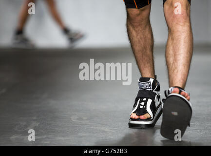 Modèles sur la passerelle pendant le spectacle KTZ au British Fashion Council 2014 London Collections: Salon de la mode hommes au Old Tri Office dans le centre de Londres. Banque D'Images